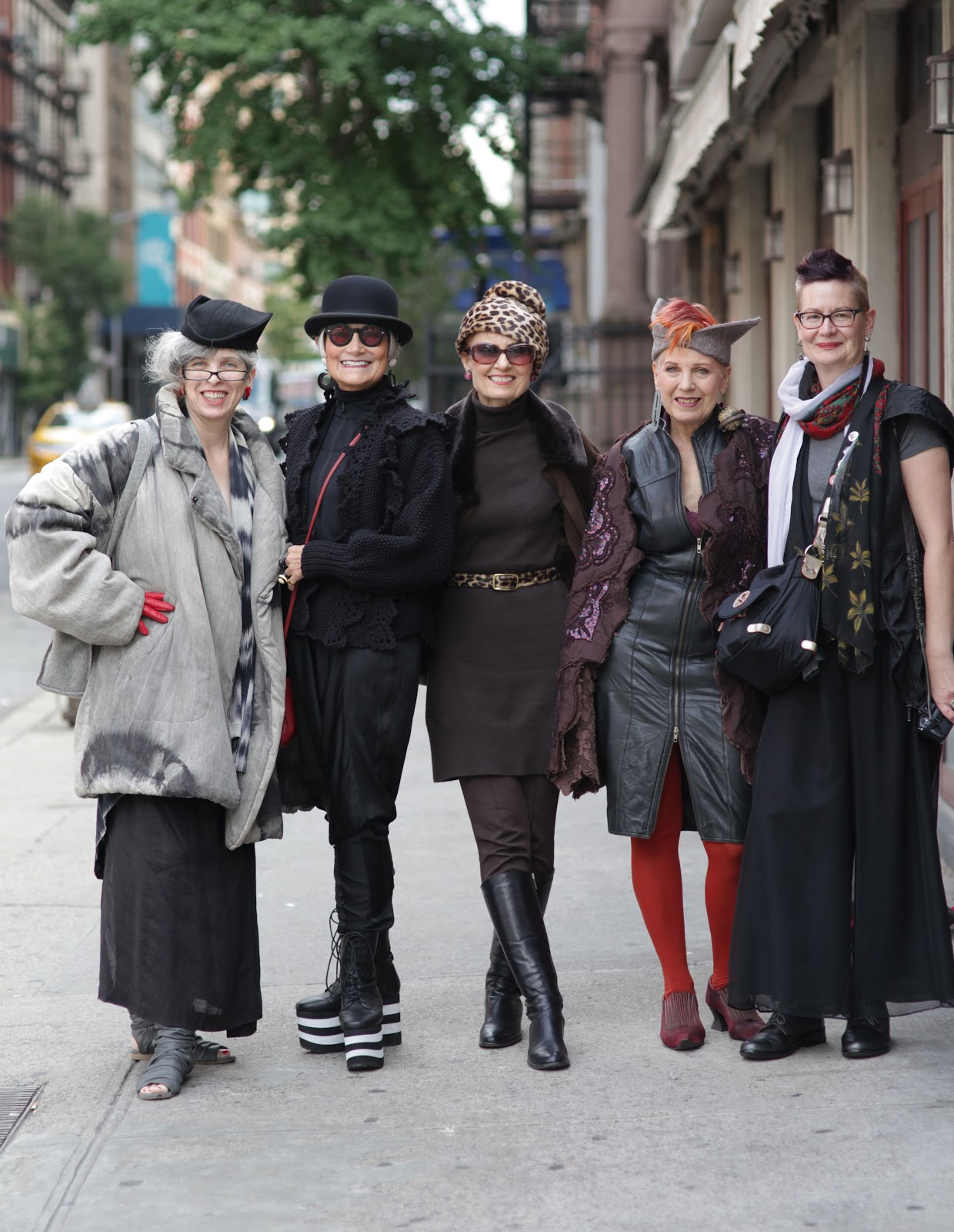 1 дама 5. Модные старушки. Модная бабушка. Стильные люди на улицах. Стильные европейские женщины.