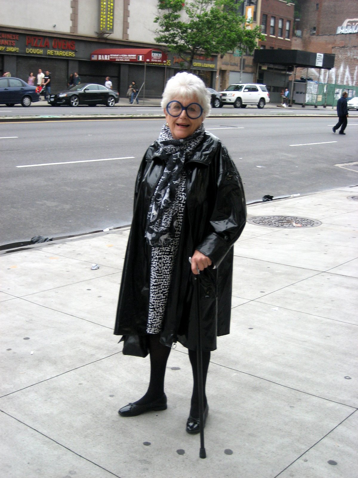 Бабушка в колготках фото. Модные старушки. Пальто для пожилых женщин. Старушка в полный рост. Модные платья для пожилых женщин.