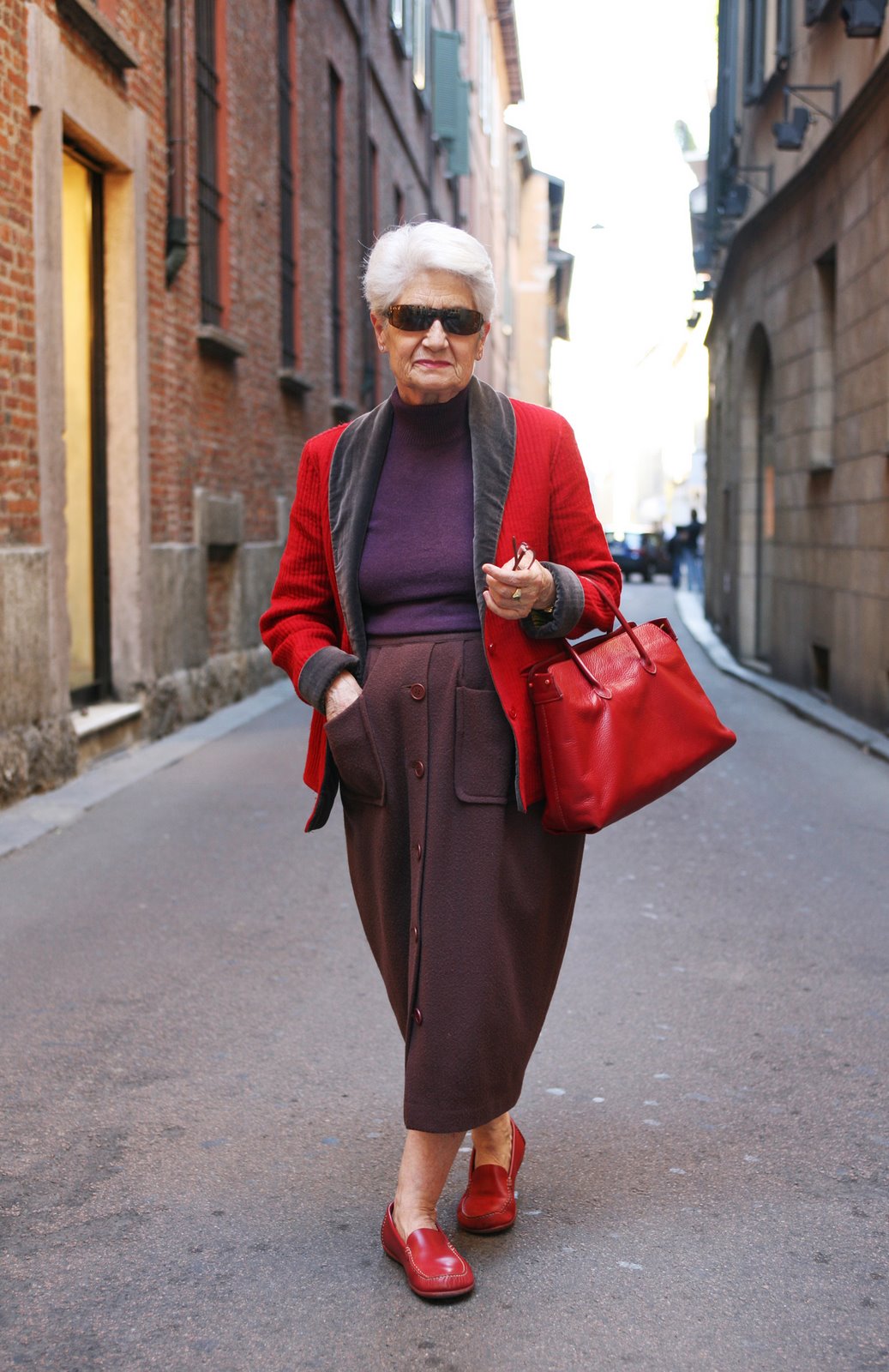 Полненькие бабушки. Стильная одежда для пожилых женщин. Стильные бабушки. Стильные пожилые женщины. Пожилая женщина в яркой одежде.